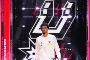 杨毅:我和周琦探讨过 若中国有文班基本在12、15岁之后就消失了