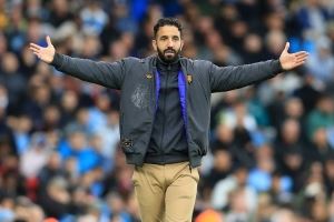 理查兹说阿莫林没有适合3-4-2-1的球员,记者:他们花了超2.5亿镑