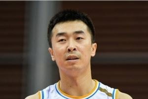 杨毅:王骁辉带首钢青年队输了气得够呛 在场边摔战术板