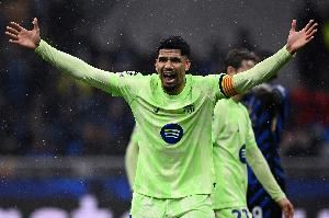 每体:阿劳霍今夏曾拒绝热刺、利物浦、切尔西和尤文,想留在巴萨