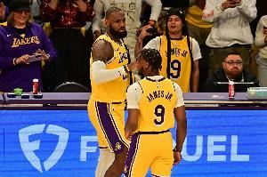 去年的今天:詹姆斯和布朗尼实现父子同台 NBA历史首次