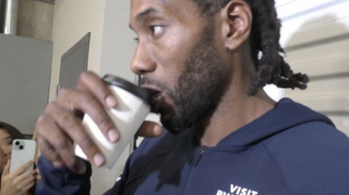 cue一下老詹!记者问杯子装得啥 小卡打趣:轩尼诗🍷