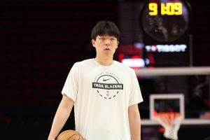 媒体人:今天的表现是杨瀚森正常水平发挥 他真的做到了放下包袱