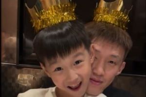 周鹏晒和儿子一起过生日视频:谢谢九岁的小九 祝我们生日快乐