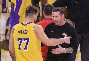经典湖三崩!湖人3分多钟被勇士打了16-4 仅靠东契奇进了两个2+0