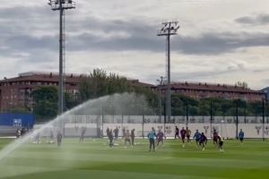 西媒:孔德参加今日训练,拉菲尼亚、莱万、奥尔莫等多人缺席