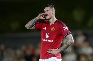 萨哈:没有哪位球员天生就配得上首发,舍什科必须为自己位置而战