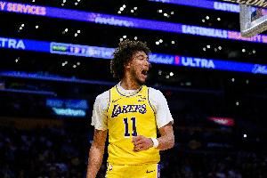  海斯：对投三分很有信心 通常会先传卢卡或小里 有空位会果断出手