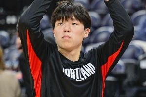 解说：杨瀚森依旧没能获得登场时间 静下心来多练 总会有机会的