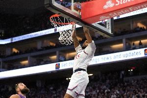 直杀篮下！小琼斯突破上篮无惧补防打成2+1