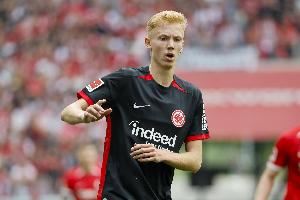  官方：雨果·拉尔森在瑞典队集训中受伤，提前返回法兰克福