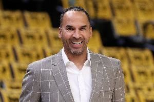  阿里纳斯：哈里森没必要遮遮掩掩了 不如明天就亮明卧底身份