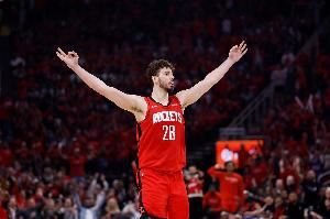  翻倍！申京上赛季三分命中率23.3% 本赛季至今46%