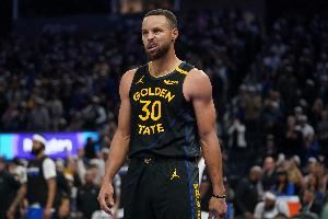  是否看到文班鼓动球迷干扰你罚球？库里：当然 我还特意配合他们