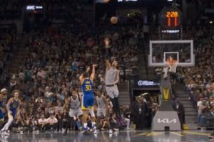  想起一些不好的回忆……库里迎着文班撤步三分 文班颇有些无奈啊