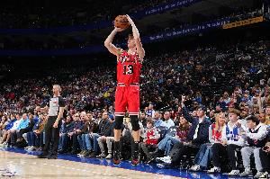  回应上了！许尔特迎着约基奇防守命中三分球