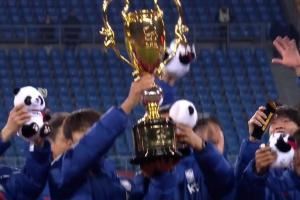  颁奖仪式：韩国队举起本届熊猫杯奖杯 中国队收获亚军银盘