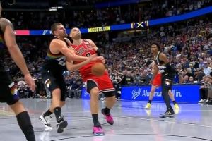  很关键！约基奇切球出界判公牛球 掘金挑战失败&暂停用完了