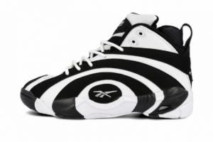  致敬！库里做客奥兰多 穿奥尼尔的锐步“鲨鱼”入场