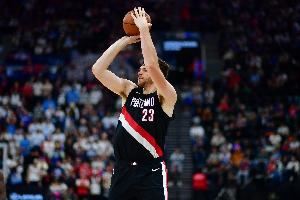  顶住压力！克林根上半场积极性拉满 9分9板2助进账&还进1个三分